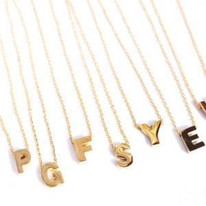 Beberapa contoh kalung dengan inisial nama.