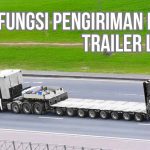 Truk trailer lowbed putih melaju di jalan raya dengan muatan kosong, dikelilingi rumput hijau, dan dilengkapi teks "Fungsi Pengiriman dengan Trailer Lowbed".