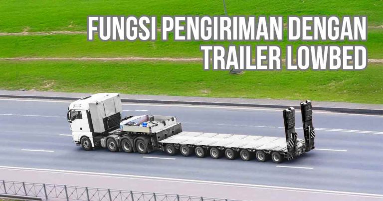 Truk trailer lowbed putih melaju di jalan raya dengan muatan kosong, dikelilingi rumput hijau, dan dilengkapi teks "Fungsi Pengiriman dengan Trailer Lowbed".