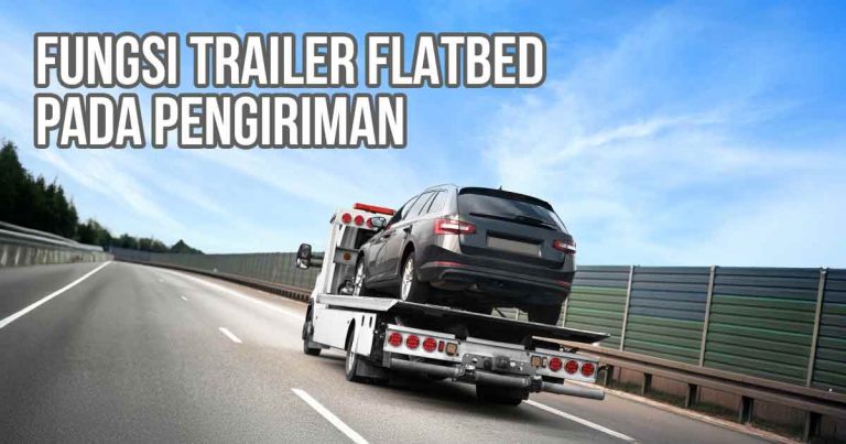 Trailer flatbed membawa mobil hitam di jalan tol dengan latar belakang langit biru cerah dan teks "Fungsi Trailer Flatbed pada Pengiriman".