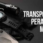 Jam tangan taktis, senter, sarung tangan, dan pisau lipat berwarna hijau dengan latar hitam. Teks: "Transportasi Peralatan Militer".