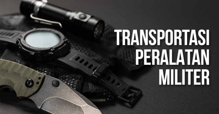 Jam tangan taktis, senter, sarung tangan, dan pisau lipat berwarna hijau dengan latar hitam. Teks: "Transportasi Peralatan Militer".