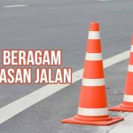 Deretan kerucut lalu lintas oranye putih di tepi jalan dengan teks "Hindari Beragam Pembatasan Jalan".