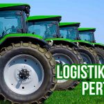 Deretan traktor hijau berukuran besar berjejer di lahan pertanian dengan langit biru. Teks: "Logistik Mesin Pertanian".