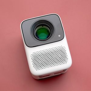 Proyektor mini sebagai ide kado unik.