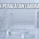 Peralatan laboratorium seperti tabung reaksi, gelas beaker, dan cawan petri berbahan kaca transparan. Teks: "Logistik Peralatan Laboratorium".