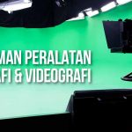 Studio dengan layar hijau dan pencahayaan profesional, dilengkapi kamera video besar di latar depan. Teks: "Pengiriman Peralatan Fotografi & Videografi".