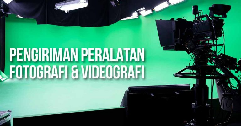 Studio dengan layar hijau dan pencahayaan profesional, dilengkapi kamera video besar di latar depan. Teks: "Pengiriman Peralatan Fotografi & Videografi".