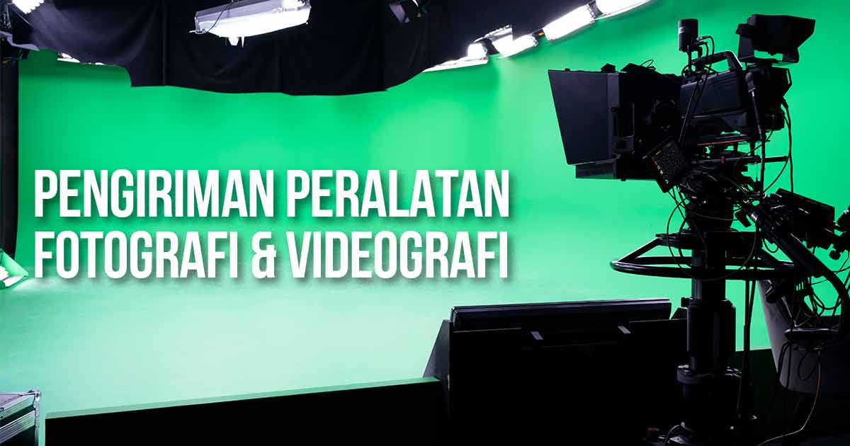 Studio dengan layar hijau dan pencahayaan profesional, dilengkapi kamera video besar di latar depan. Teks: "Pengiriman Peralatan Fotografi & Videografi".