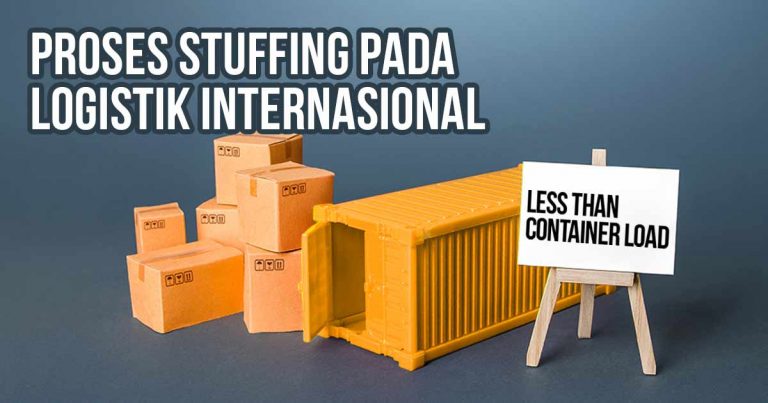 Ilustrasi kontainer kuning terbuka dengan tumpukan kotak kardus di sekitarnya. Di sampingnya terdapat papan bertuliskan 'LESS THAN CONTAINER LOAD'. Teks 'PROSES STUFFING PADA LOGISTIK INTERNASIONAL' terpampang di bagian atas gambar.