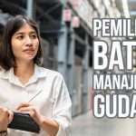 Wanita membawa tablet dan pena di dalam gudang dengan rak penyimpanan, disertai teks "Pemilihan Batch Manajemen Gudang".