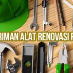 Berbagai alat renovasi rumah seperti palu, obeng, tang, bor, dan helm keselamatan hijau tersusun di atas meja kayu. Teks: "Pengiriman Alat Renovasi Rumah".