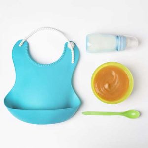 Set peralatan makan bayi.