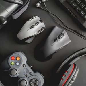 Berbagai pilihan peralatan gaming.