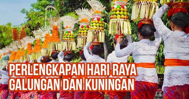 Barisan perempuan bali membawa gebogan sebagai bagian perayaan Hari Galungan dan Kuningan.