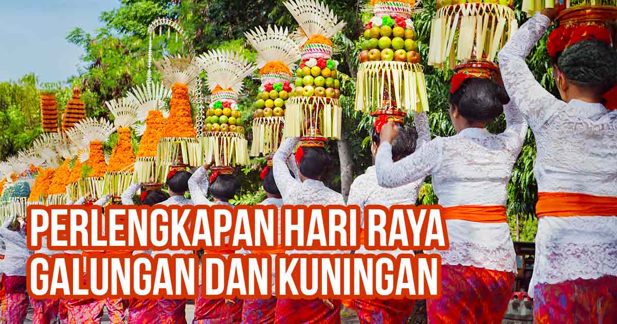 Barisan perempuan bali membawa gebogan sebagai bagian perayaan Hari Galungan dan Kuningan.