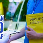 Seorang kurir berbaju biru memegang amplop kuning bertuliskan 'PROOF OF DELIVERY' sambil menyerahkan dokumen kepada pelanggan. Di latar belakang, terlihat kendaraan pengiriman. Teks 'LAYANAN POD LENGKAP' terpampang di sisi kiri gambar.