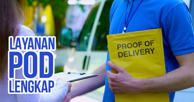 Seorang kurir berbaju biru memegang amplop kuning bertuliskan 'PROOF OF DELIVERY' sambil menyerahkan dokumen kepada pelanggan. Di latar belakang, terlihat kendaraan pengiriman. Teks 'LAYANAN POD LENGKAP' terpampang di sisi kiri gambar.