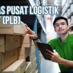 Seorang karyawan sedang mengecek tumpukan kardus di gudang.