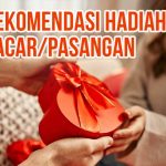 Seseorang memberikan kado berbentuk hati sebagai ilustrasi “8 Rekomendasi Hadiah untuk Pacar/Pasangan”