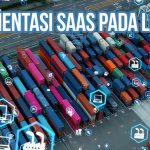 Pemandangan udara kontainer di pelabuhan dengan ikon digital yang mewakili teknologi SaaS dalam logistik, disertai teks "Implementasi SaaS pada Logistik".