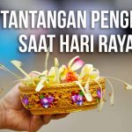 Seseorang dengan kain tradisional Bali memegang sesajen sebagai ilustrasi perayaan Hari Raya Nyepi.