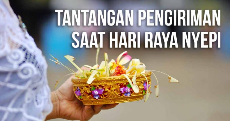 Seseorang dengan kain tradisional Bali memegang sesajen sebagai ilustrasi perayaan Hari Raya Nyepi.