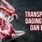 Potongan daging segar dalam kemasan vakum di atas permukaan hitam. Teks: "Transportasi Daging Segar dan Beku".