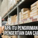 Pekerja gudang memeriksa stok barang grosir di rak penyimpanan sambil memegang tablet sebagai ilustrasi “Apa itu Pengiriman Grosir? Pengertian dan Cara Kerja”