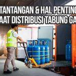Proses distribusi tabung gas dengan pekerja logistik sedang memindahkan tabung gas ke dalam truk sebagai ilustrasi “Tantangan & Hal Penting saat Distribusi Tabung Gas”