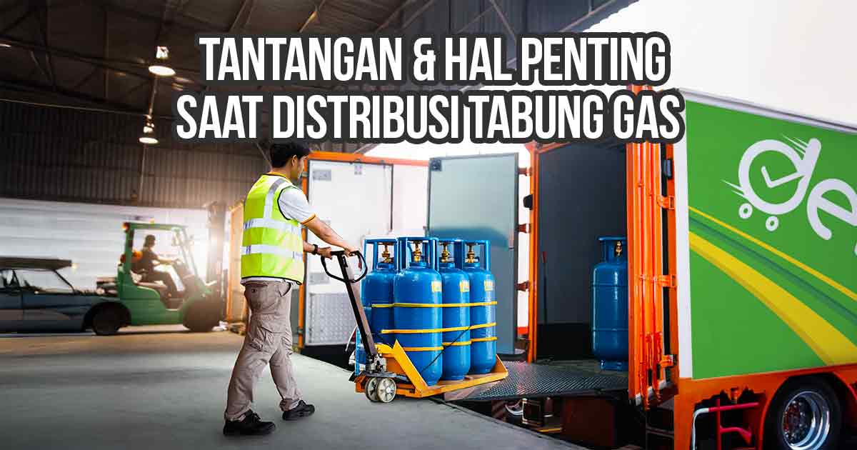 Proses distribusi tabung gas dengan pekerja logistik sedang memindahkan tabung gas ke dalam truk sebagai ilustrasi “Tantangan & Hal Penting saat Distribusi Tabung Gas”