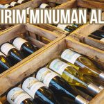 Box kayu berisi botol botol anggur sebagai ilustrasi “Jasa Kirim Minuman Alkohol”.