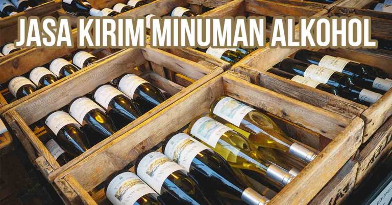 Box kayu berisi botol botol anggur sebagai ilustrasi “Jasa Kirim Minuman Alkohol”.
