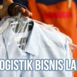 Seseorang memegang beberapa pakaian bersih terbungkus plastik setelah di laundry, sebagai ilustrasi “Jasa Logistik Bisnis Laundry”