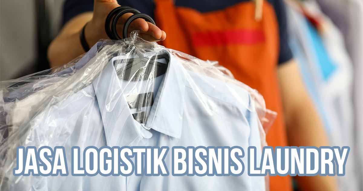 Seseorang memegang beberapa pakaian bersih terbungkus plastik setelah di laundry, sebagai ilustrasi “Jasa Logistik Bisnis Laundry”
