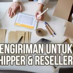 Seseorang menyiapkan paket kiriman di meja dengan kotak kardus, amplop, dan tablet, dilengkapi tulisan "Jasa Pengiriman untuk Dropshipper & Reseller".