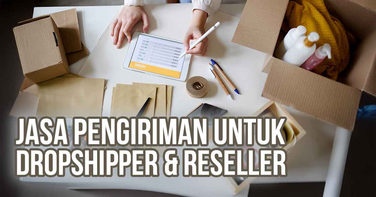 Seseorang menyiapkan paket kiriman di meja dengan kotak kardus, amplop, dan tablet, dilengkapi tulisan "Jasa Pengiriman untuk Dropshipper & Reseller".