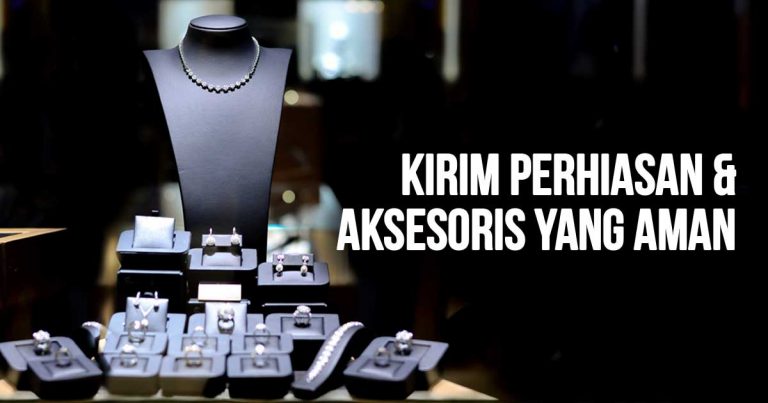 Display perhiasan dan aksesoris seperti cincin, anting, kalung di etalase toko dengan tulisan 'Kirim Perhiasan & Aksesoris yang Aman'.