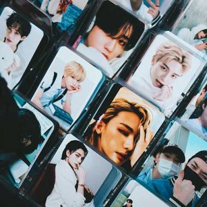 Beberapa photocard idol k-pop.