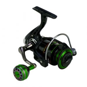 Reel pancing berwarna hitam hijau untuk memancing laut dan sungai.