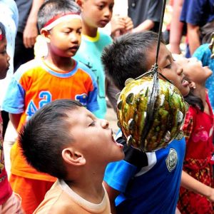 Lomba Gigit Koin di Semangka.