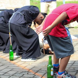 Lomba Memasukkan Pensil ke dalam Botol