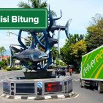 Tugu ikan cakalang khas bitung dan truk Deliveree sebagai ilustrasi “Ekspedisi Cargo Bitung Termurah, Cepat dan Terpercaya”