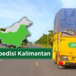 Truk Deliveree di jalan pedesaan membawa muatan besar, dengan tulisan "Jasa Ekspedisi Kalimantan" dan peta pulau Kalimantan di atasnya.