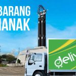 Truk Deliveree di Pontianak dengan tugu khas kota