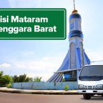Tugu Mataram di Lombok dan truk Deliveree yang melewati jalanan sebagai ilustrasi