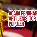 Patung piala berwarna emas di atas karpet merah dengan latar belakang orang-orang berpakaian formal dalam acara penghargaan sebagai ilustrasi “Acara Penghargaan: Arti, Jenis, Top 10 Contoh Populer”