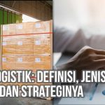 Seseorang sedang menghitung biaya logistik di kalkulator dan tumpukan barang siap dikirim dengan truk Deliveree sebagai ilustrasi “Biaya Logistik: Definisi, Jenis, Faktor dan Strateginya”