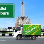 Truk Deliveree berada di depan Tugu Simpang Empat Banjarbaru.