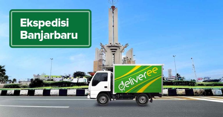 Truk Deliveree berada di depan Tugu Simpang Empat Banjarbaru.